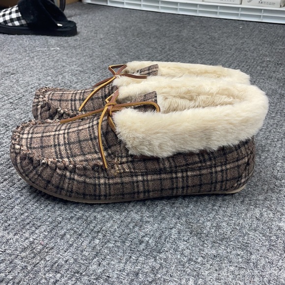 Minnetonka Women’s Chrissy Brown Plaid Suede slippers (2928) - Picture 2 of 7